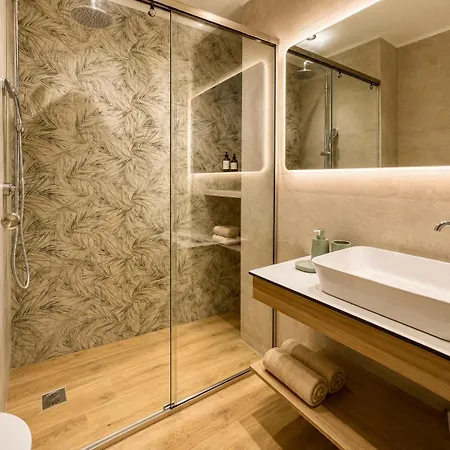 Petite Palace Olive Renovated 2026 Near * 레팀노