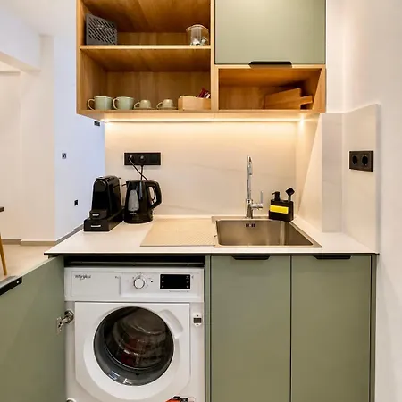 Petite Palace Olive Renovated 2026 Near 레팀노