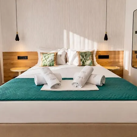 Petite Palace Olive Renovated 2026 Near 아파트 *